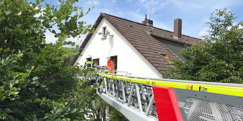 Feuerwehr unterstützt Rettungsdienst mit Drehleiter